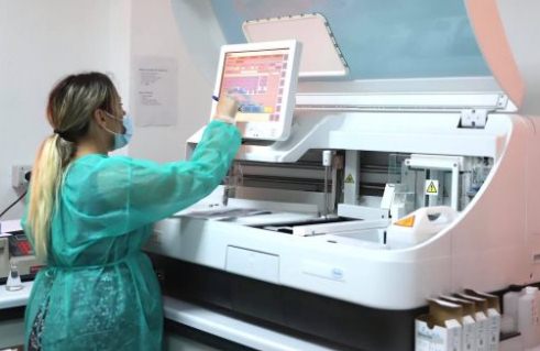 Lejohet kryerja e testit COVID-19 tek privati: Ja kategorite qe perfshihen